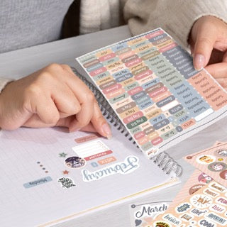 colortouch Terminplaner 2025 2026 mit 1500+ St Aufkleber für Tagesplaner, Planer Stickers für A5 Terminkalender Organizer, Taschenkalender Ringbuch mit Stickeralbum, 14 Monate Agenda (Juli 25-Aug 26)
