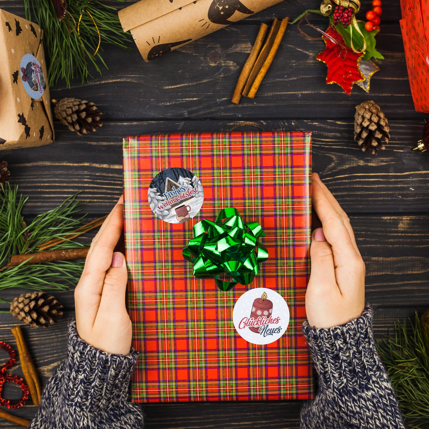 colortouch Aufkleber Weihnachten - 500 St Weihnachtsaufkleber, Frohe Weihnachten Sticker - 35mm Rund Rolle Vintage Selbstklebend Weihnachtsetiketten für Geschenke, Weihnachtsdeko, Verpackung