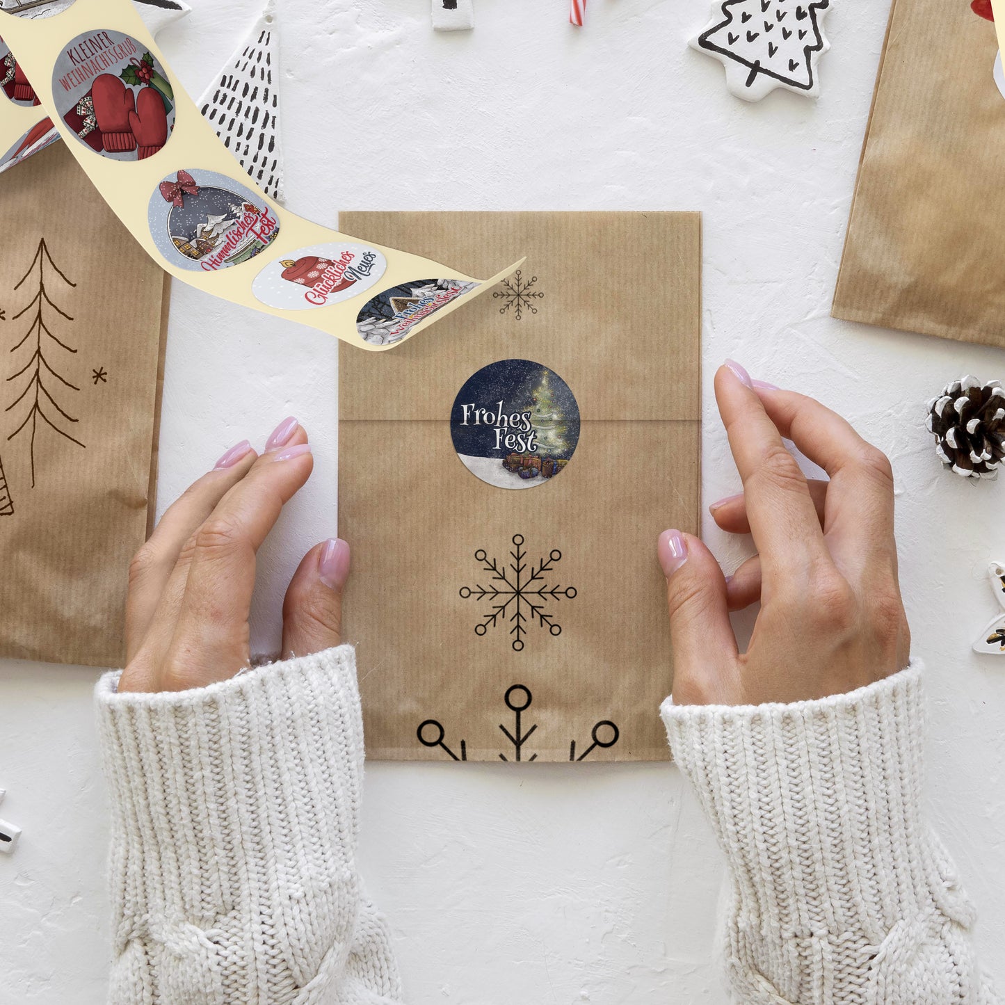 colortouch Aufkleber Weihnachten - 500 St Weihnachtsaufkleber, Frohe Weihnachten Sticker - 35mm Rund Rolle Vintage Selbstklebend Weihnachtsetiketten für Geschenke, Weihnachtsdeko, Verpackung